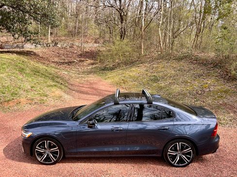 Used 2022 Volvo S60 T8 R-Design image 10