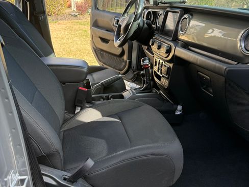 Used 2019 Jeep Wrangler Unlimited Sahara image 17