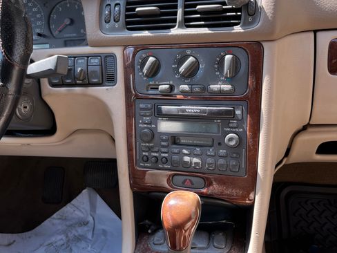Used 2004 Volvo C70 HT FWD image 11