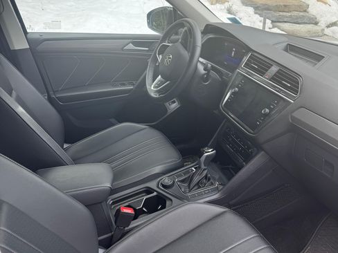 Used 2024 Volkswagen Tiguan SE w/ Panoramic Sunroof Package image 4