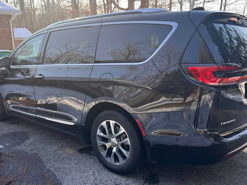 Used 2023 Chrysler Pacifica Pinnacle image 5