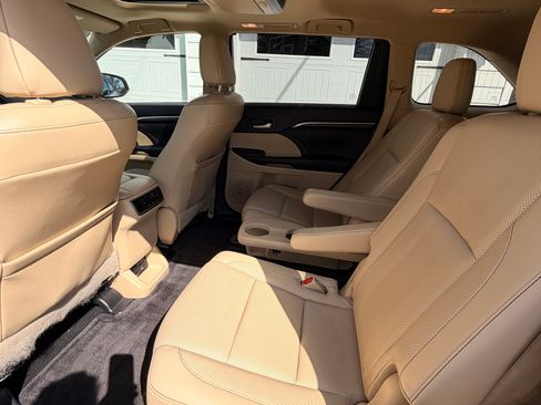 Used 2015 Toyota Highlander Limited image 17