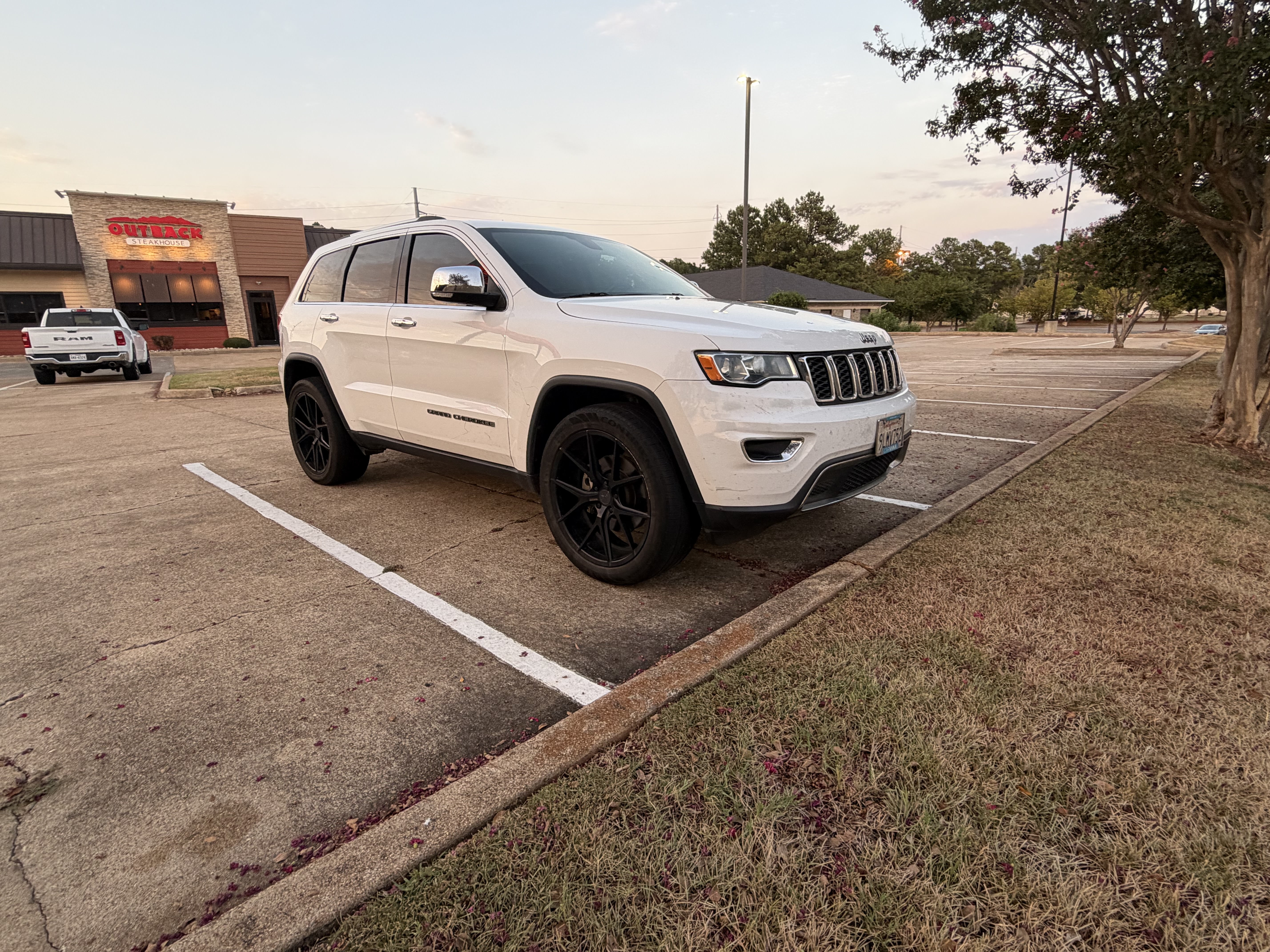 Used 2018 Jeep Grand Cherokee Limited AWD/4WD image 1