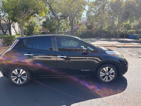 Used 2013 Nissan Leaf SL FWD image 4
