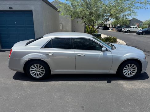 Used 2012 Chrysler 300 RWD image 4