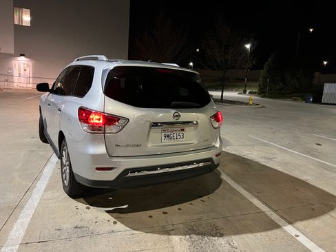 Used 2015 Nissan Pathfinder S image 5