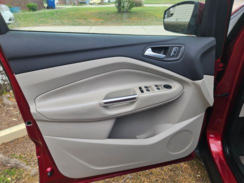 Used 2016 Ford Escape SE w/ Equipment Group 201A image 9