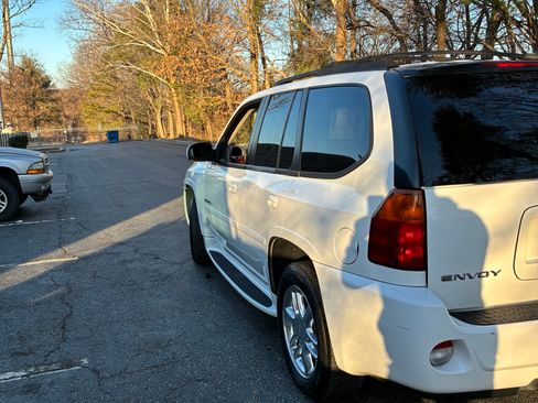 Used 2007 GMC Envoy Denali image 13