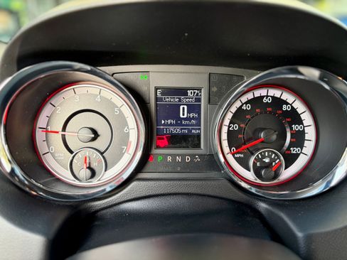 Used 2019 Dodge Grand Caravan SXT w/ Blacktop Package FWD image 11