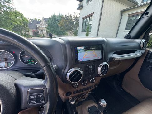 Used 2011 Jeep Wrangler Unlimited Rubicon w/ Call of Duty Group AWD/4WD image 9