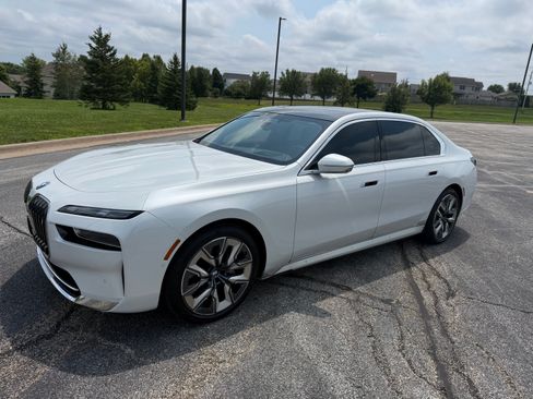 Used 2023 BMW i7 xDrive60 w/ Executive Package 2 AWD/4WD image 1