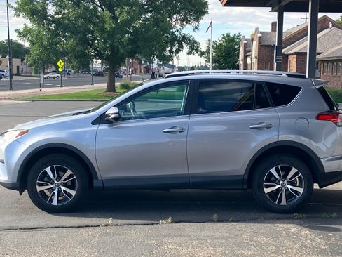 Used 2016 Toyota RAV4 XLE AWD/4WD image 4