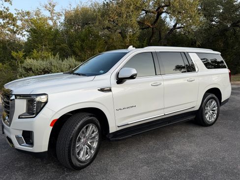 Used 2022 GMC Yukon XL SLT w/ SLT Premium Package RWD image 1