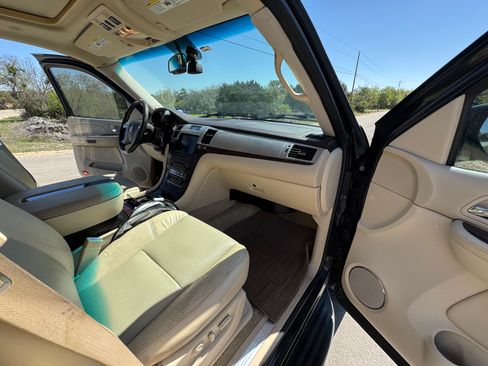 Used 2007 Cadillac Escalade ESV AWD w/ Information Package image 8