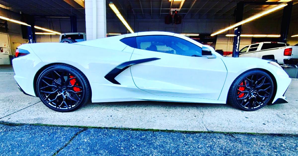 Used 2021 Chevrolet Corvette Stingray Coupe w/ 1LT RWD image 1