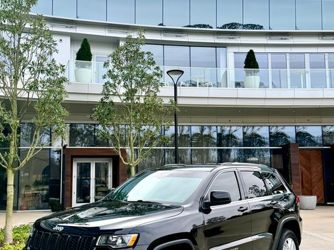 Used 2017 Jeep Grand Cherokee Laredo w/ Quick Order Package 23E image 2