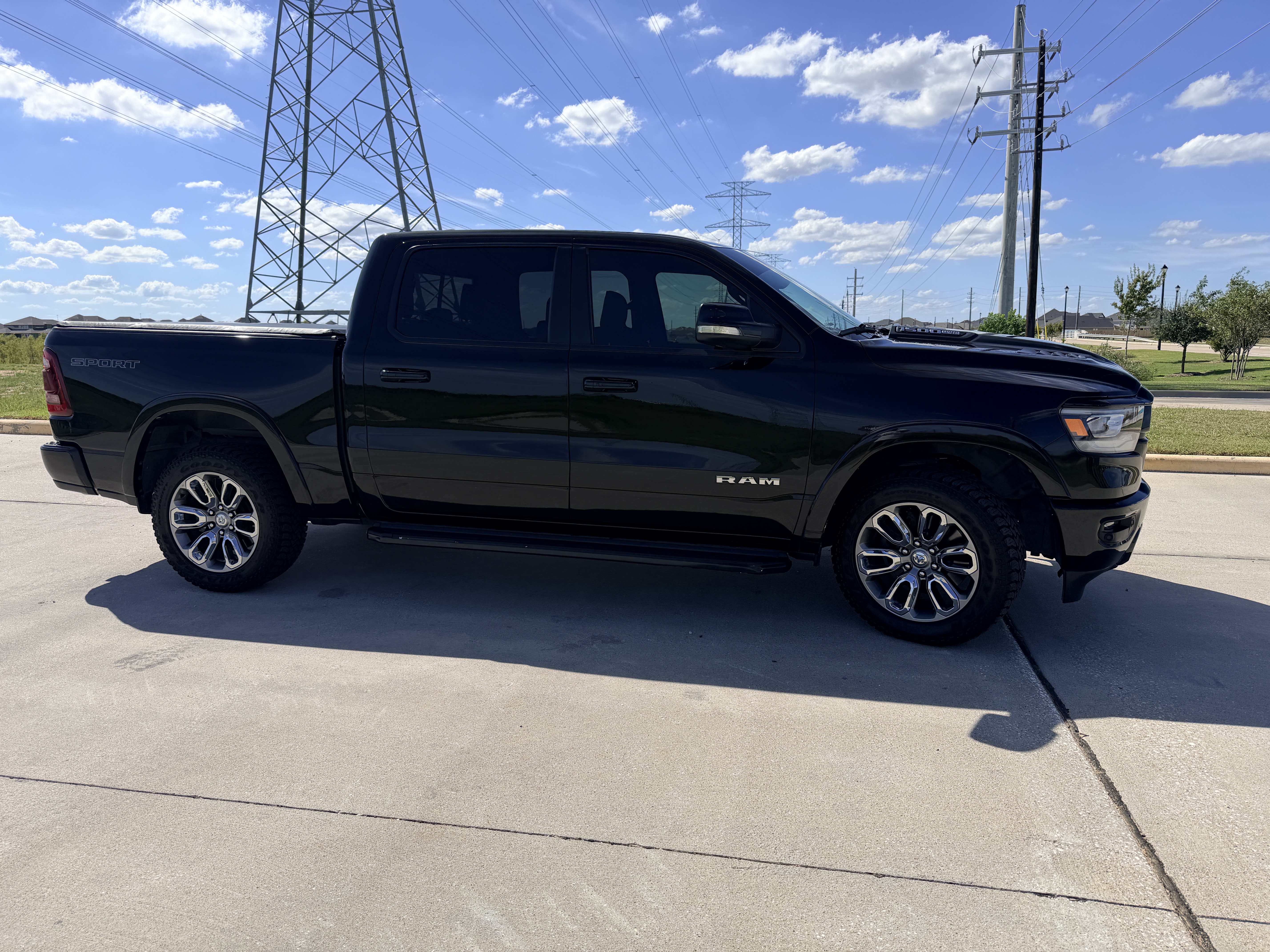 Used 2020 RAM 1500 Laramie w/ Sport Appearance Package AWD/4WD image 4