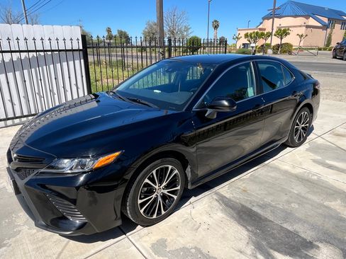 Used 2020 Toyota Camry SE w/ Carpet Mat Package image 9