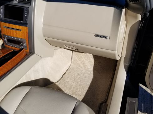 Used 2006 Cadillac XLR image 23