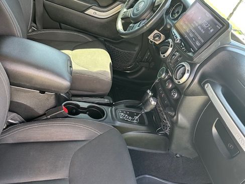 Used 2016 Jeep Wrangler Unlimited Sahara AWD/4WD image 8