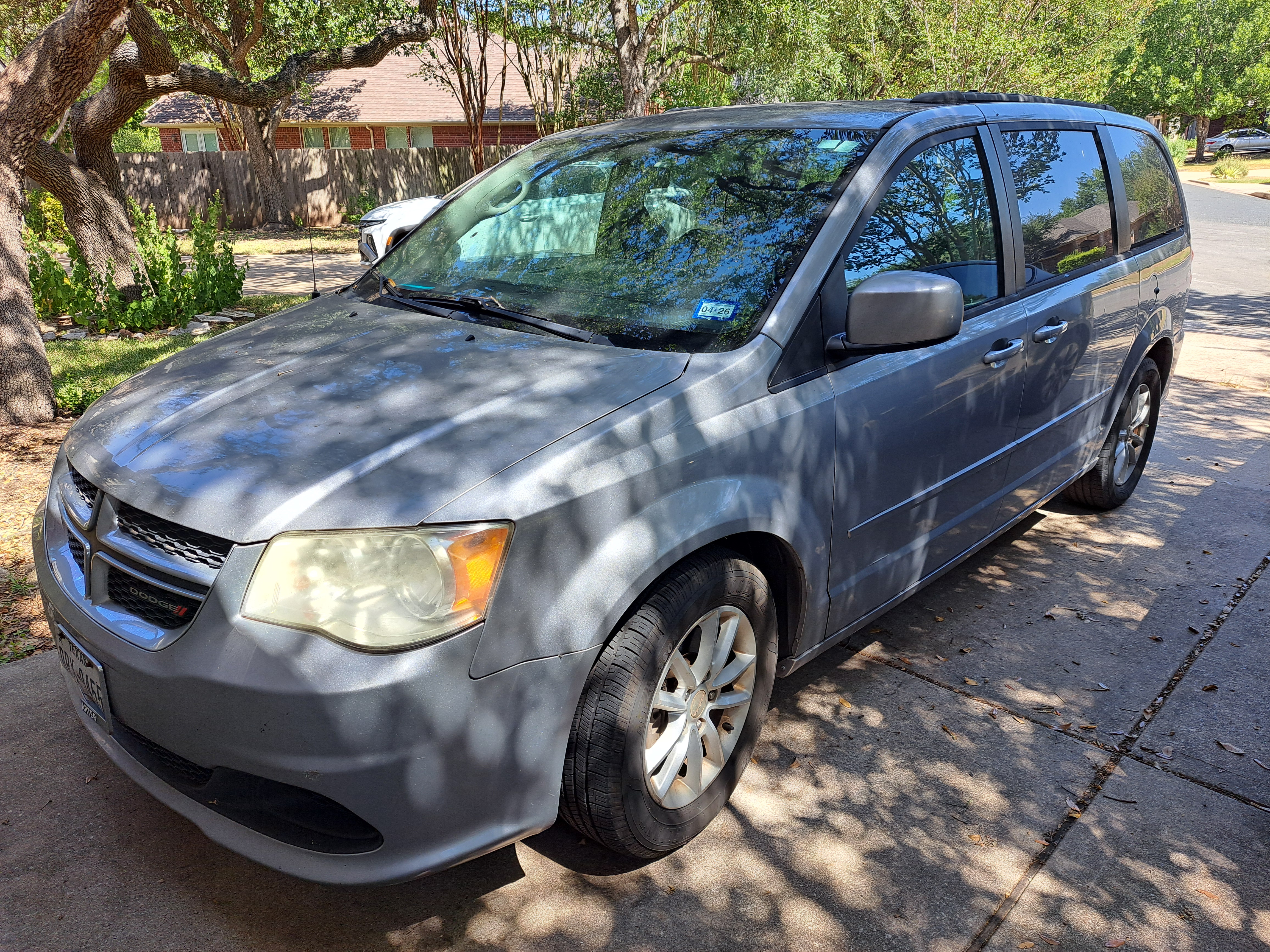 Used 2013 Dodge Grand Caravan SXT w/ Rear Park Assist Pkg FWD image 2