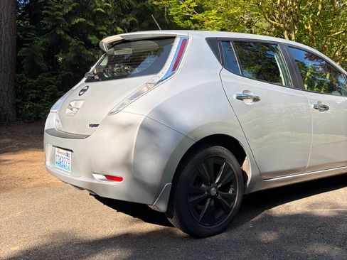 Used 2015 Nissan Leaf SV w/ Premium Package FWD image 5