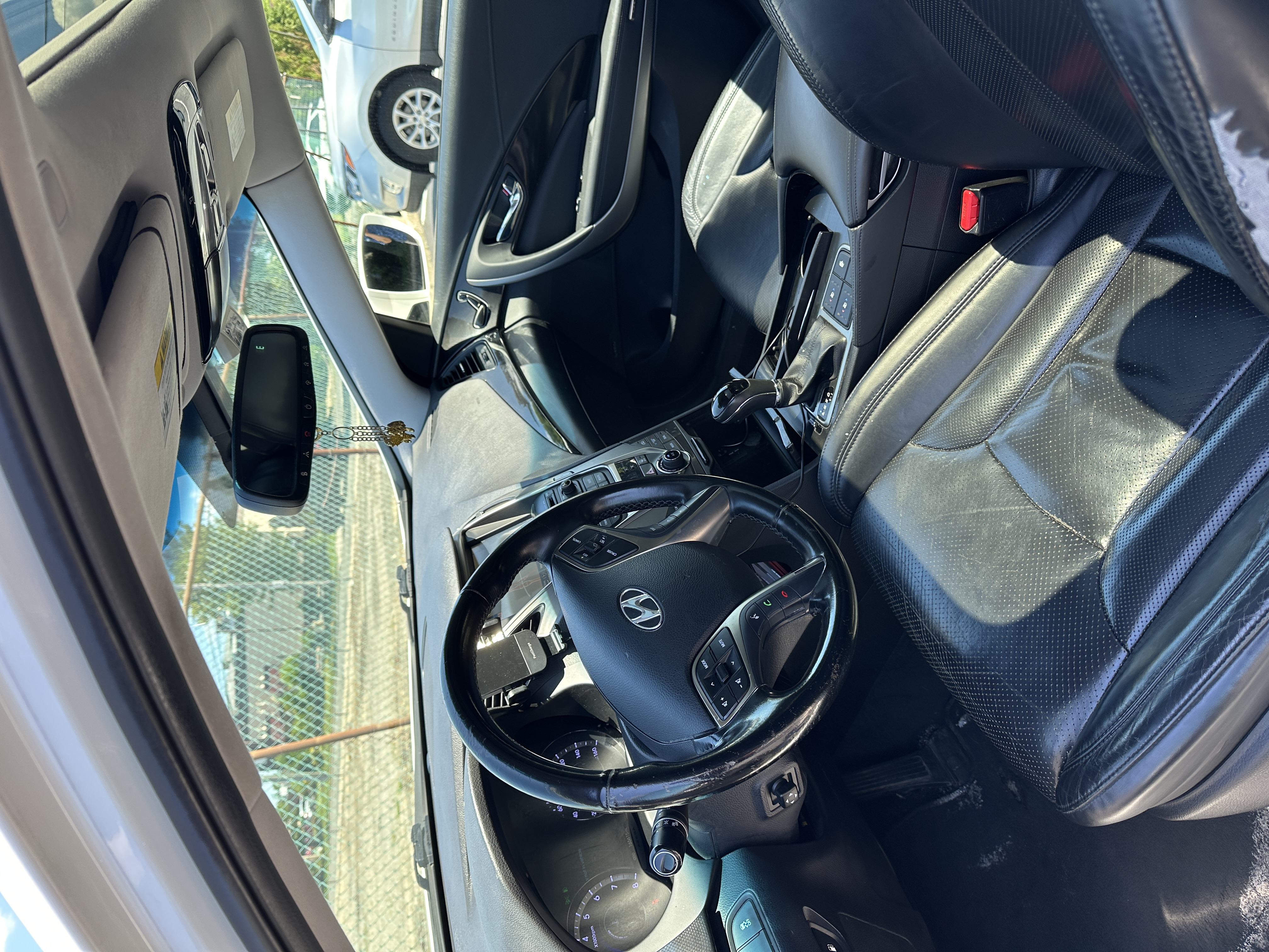 Used 2014 Hyundai Azera Limited w/ Option Group 02 FWD image 9