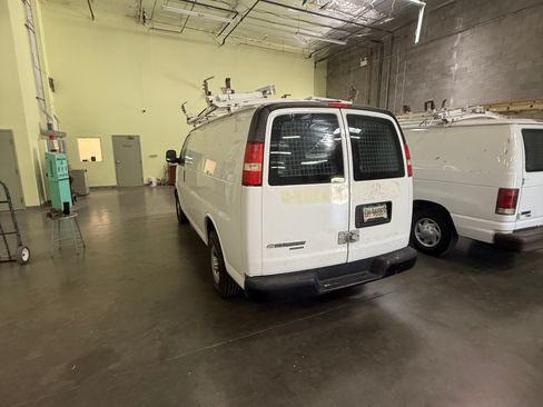 Used 2014 Chevrolet Express 2500 RWD image 11