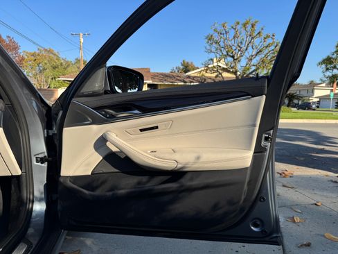 Used 2022 BMW M550i xDrive w/ Executive Package image 12