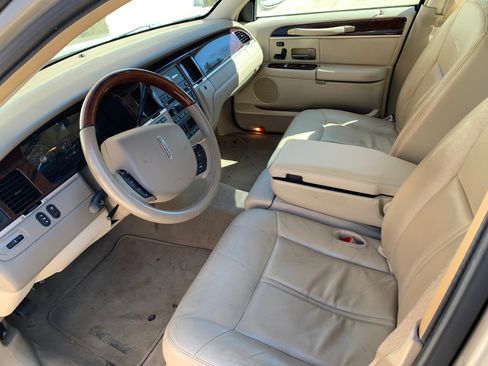 Used 2010 Lincoln Town Car Signature Limited image 13