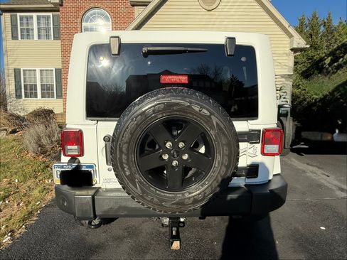 Used 2015 Jeep Wrangler Unlimited Sahara image 16