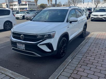 Used 2022 Volkswagen Taos SE w/ Panoramic Sunroof Package