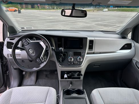 Used 2017 Toyota Sienna LE image 11
