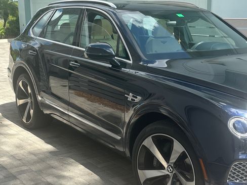 Used 2019 Bentley Bentayga image 1