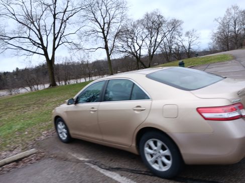 Used 2011 Toyota Camry LE image 2