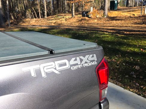 Used 2016 Toyota Tacoma TRD Off-Road image 16