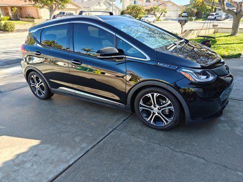 Used 2018 Chevrolet Bolt Premier w/ Driver Confidence II Package image 1