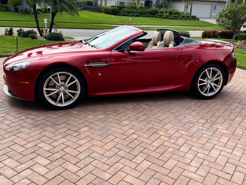 Used 2015 Aston Martin V8 Vantage Roadster RWD image 4