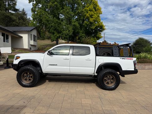 Used 2017 Toyota Tacoma TRD Off-Road AWD/4WD image 10