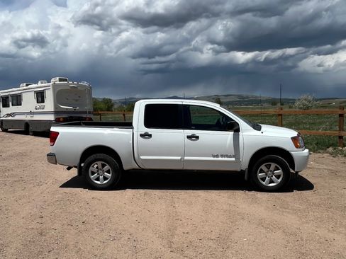 Used 2015 Nissan Titan SV AWD/4WD image 12