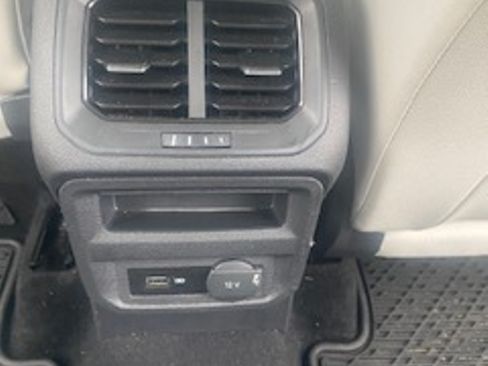 Used 2020 Volkswagen Tiguan SE w/ Panoramic Sunroof Package image 9