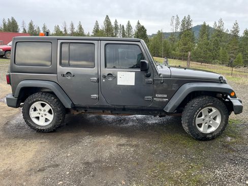 Used 2018 Jeep Wrangler Unlimited Sport image 9