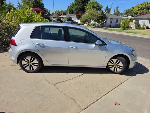Used 2016 Volkswagen e-Golf SE w/ DC Fast Charging Package FWD image 1