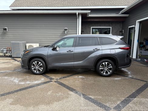 Used 2023 Toyota Highlander XLE AWD/4WD image 5