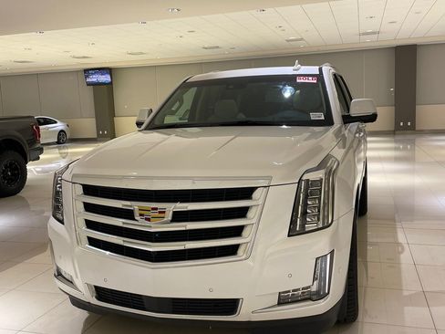 Used 2019 Cadillac Escalade Premium Luxury RWD image 4