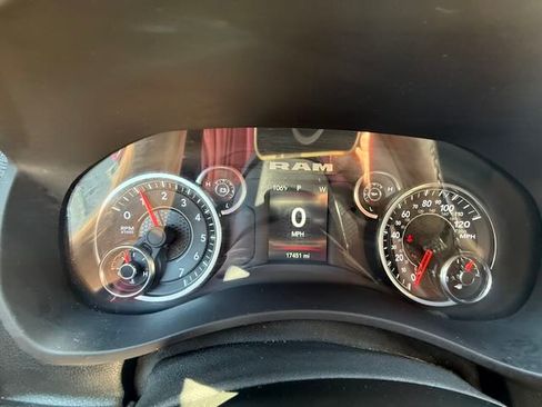 Used 2024 RAM 2500 Tradesman w/ Chrome Appearance Group AWD/4WD image 9