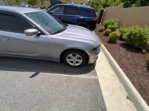 Used 2017 Dodge Charger SE RWD image 6
