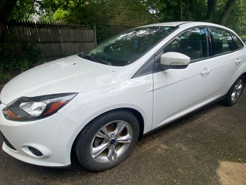 Used 2014 Ford Focus SE w/ SE Winter Package FWD image 2