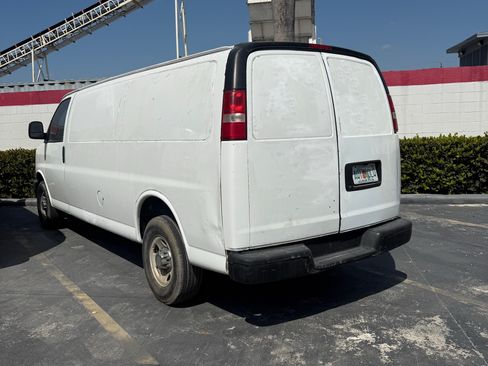 Used 2010 GMC Savana 3500 Extended image 4