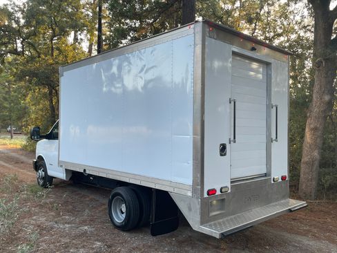 Used 2016 Chevrolet Express 4500 Cutaway Van 2D image 5